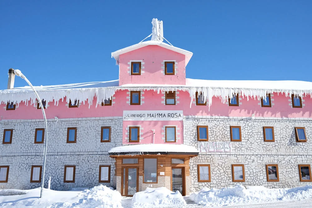 Facciata innevata dell'Albergo Mammarosa