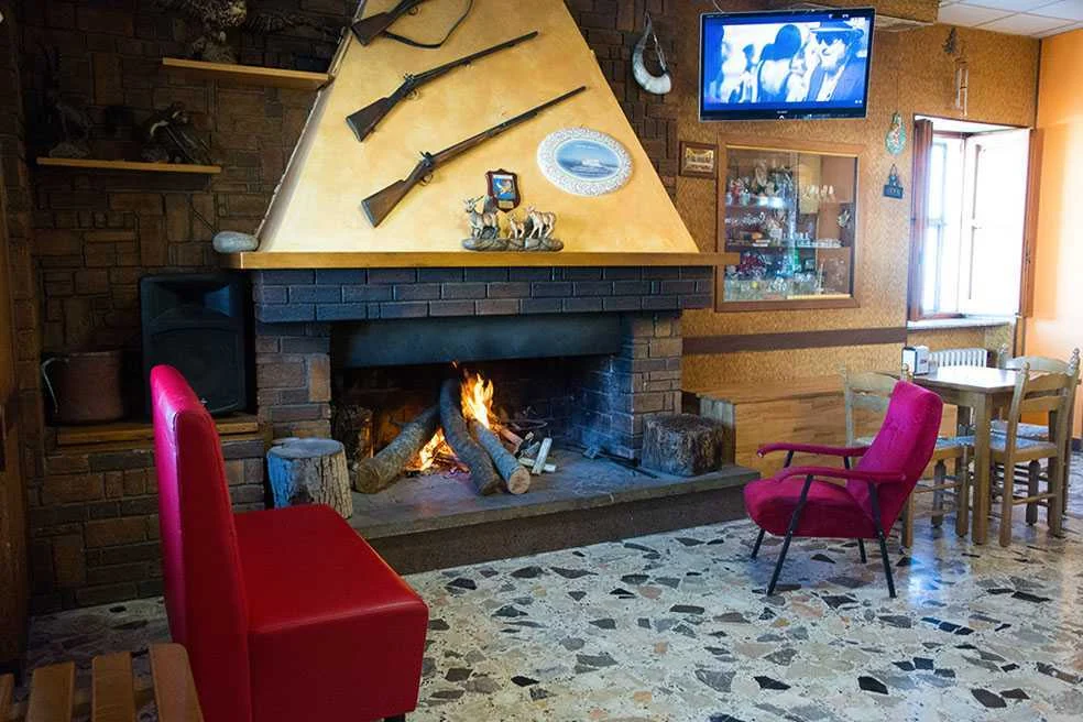 Salone con camino dell’Albergo Mammarosa