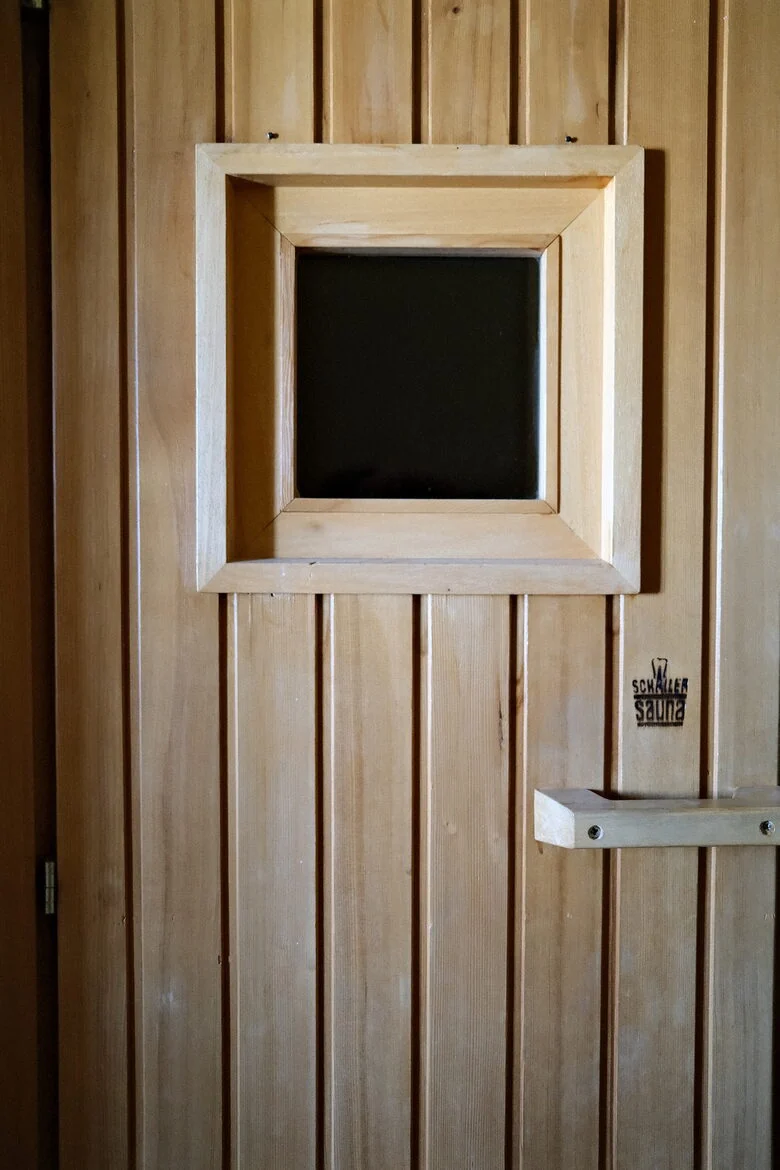 Dettaglio in legno dell’area benessere