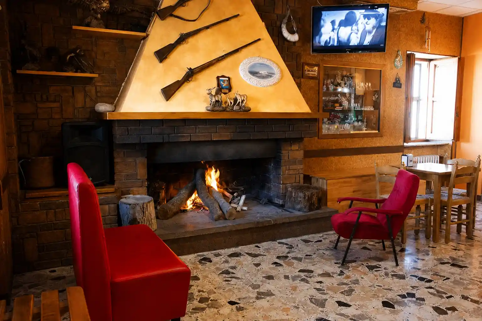 Salone con camino dell'Albergo Mammarosa sulla Majelletta